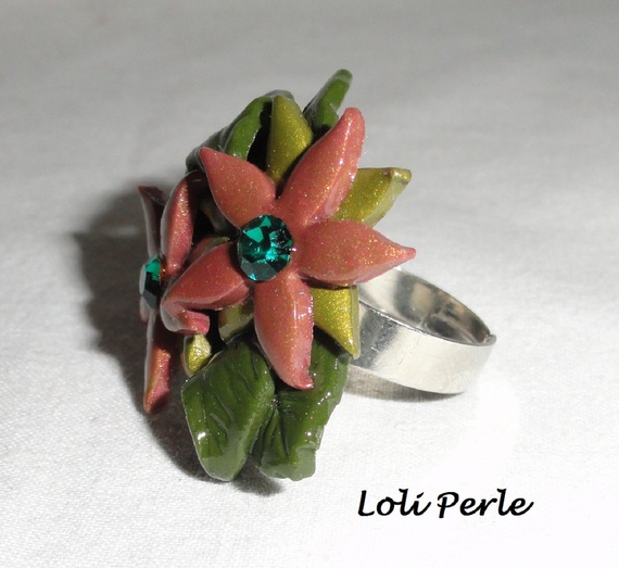 Anillo flor de arcilla marrón con cristal de Swarovski y follaje verde