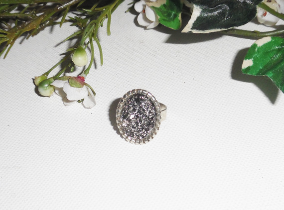 Original anillo cabujón con piedra pirita en anilla ajustable