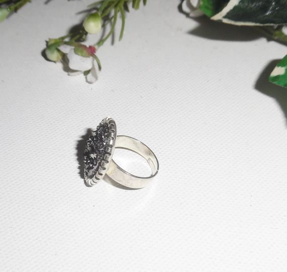 Original anillo cabujón con piedra pirita en anilla ajustable