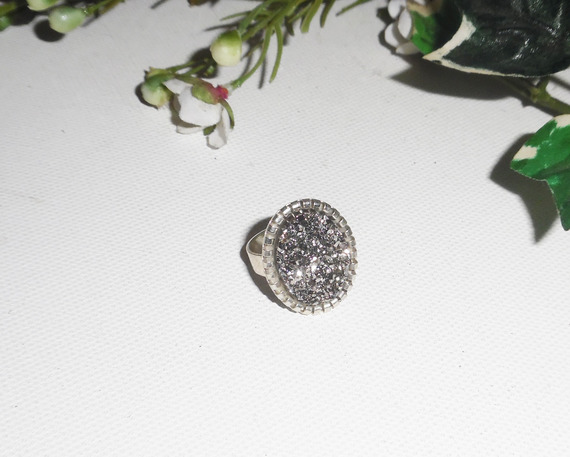 Original anillo cabujón con piedra pirita en anilla ajustable