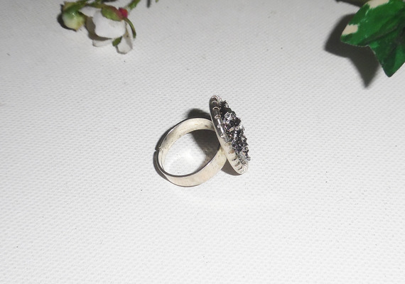 Original anillo cabujón con piedra pirita en anilla ajustable