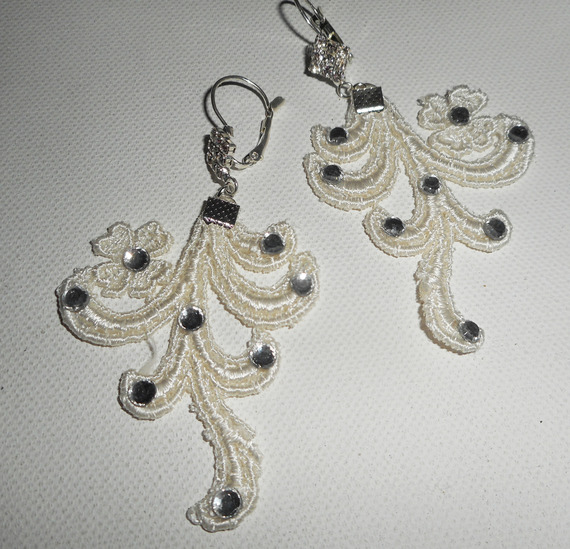 Pendientes con cristal de Swarovski y encaje arabesco