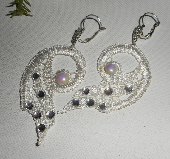 Pendientes de encaje blanco con cristal de Swarovski y perlas