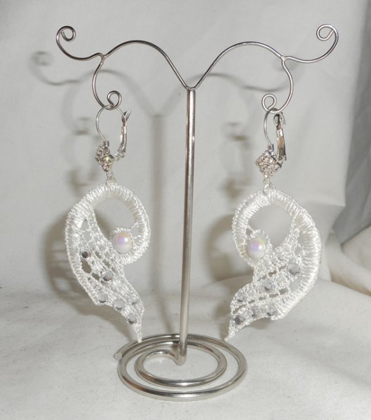 Pendientes de encaje blanco con cristal de Swarovski y perlas