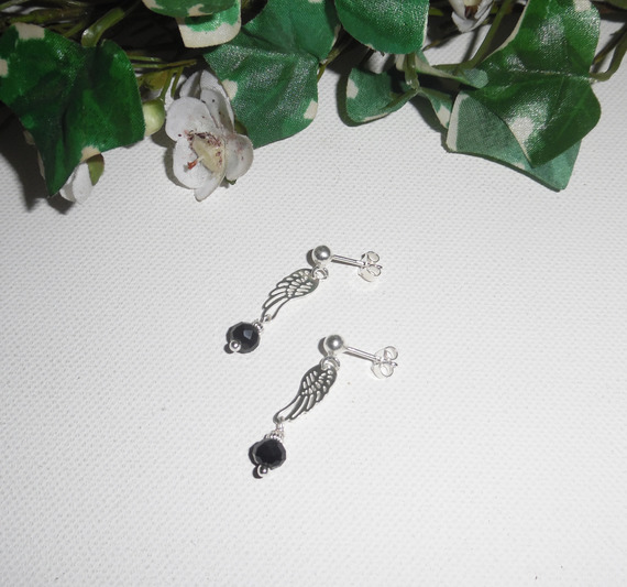 Pendientes de cuentas de cristal negro con ala en plata 925