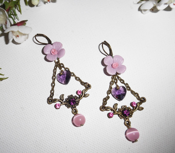 Pendientes flor morada con borlas de corazón y perlas rosas