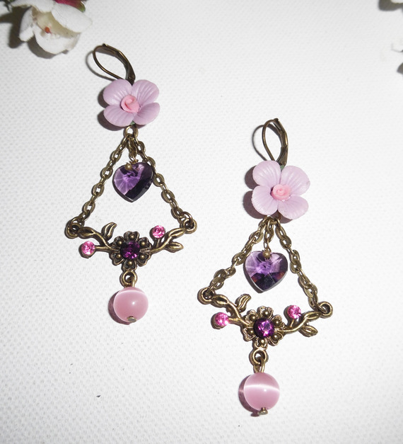 Pendientes flor morada con borlas de corazón y perlas rosas