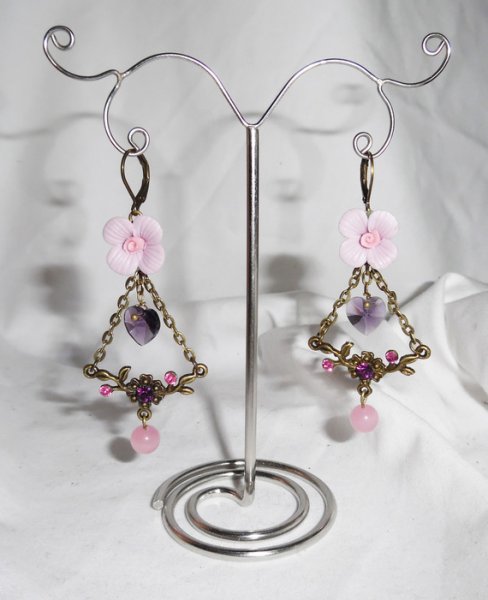 Pendientes flor morada con borlas de corazón y perlas rosas