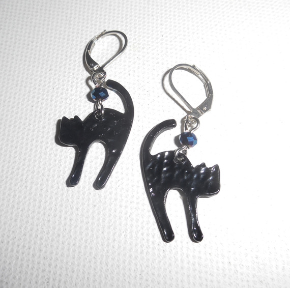 Pendientes gato de metal negro con cuenta de cristal azul