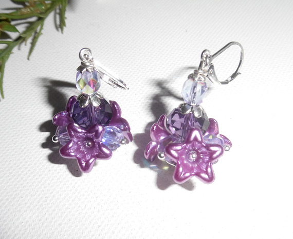 Originales pendientes de flores y violetas con cuentas de cristal