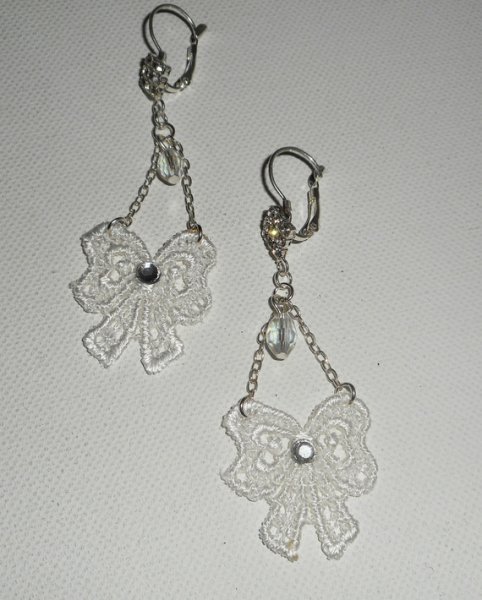 Pendientes de lazo de encaje blanco con cristal