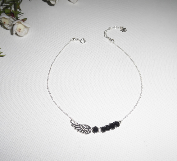 Pulsera tobillera con alas y cuentas de cristal negro de bohemia en cadena de plata 925