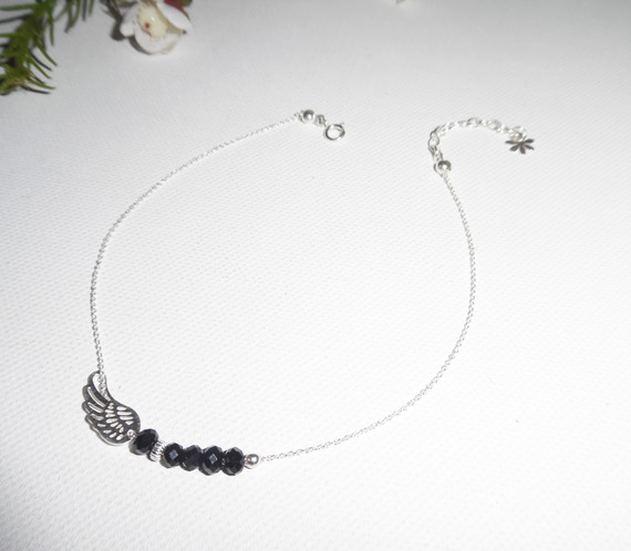 Pulsera tobillera con alas y cuentas de cristal negro de bohemia en cadena de plata 925