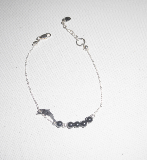 Original pulsera de cuentas de delfín y hematites en cadena de plata 925