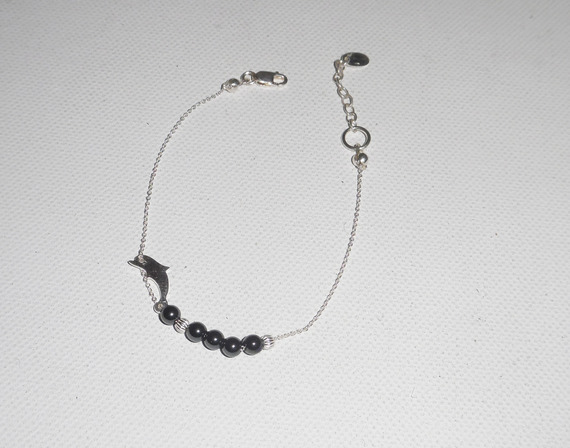 Original pulsera de cuentas de delfín y hematites en cadena de plata 925