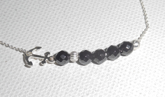 Original pulsera de tinta marina y pequeñas perlas de hematites en una cadena de plata 925