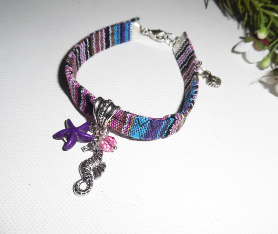 Pulsera de tela de colores con borlas de caballito de mar y estrella de mar morada