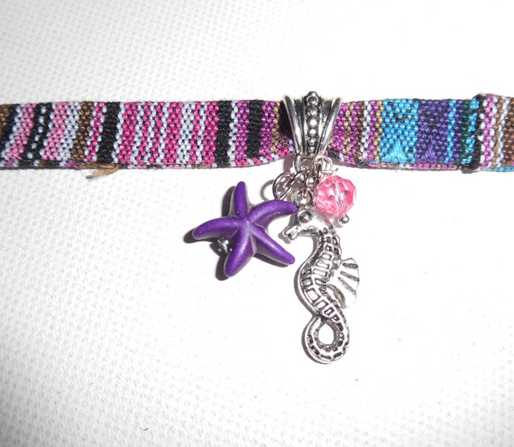 Pulsera de tela de colores con borlas de caballito de mar y estrella de mar morada