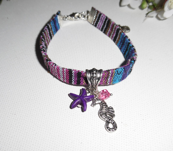 Pulsera de tela de colores con borlas de caballito de mar y estrella de mar morada