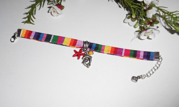 Pulsera de tela de colores con borlas de delfín y estrella de mar roja