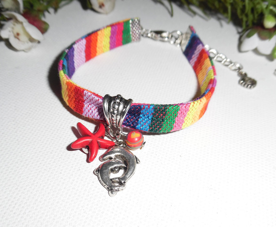 Pulsera de tela de colores con borlas de delfín y estrella de mar roja