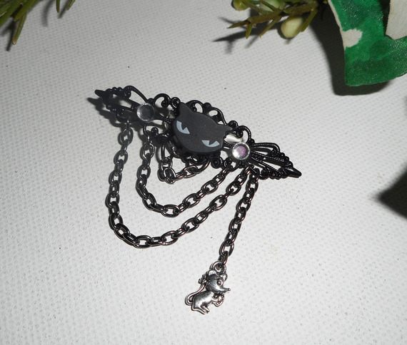 Broche gato de resina negra con strass cristal y cadena negra