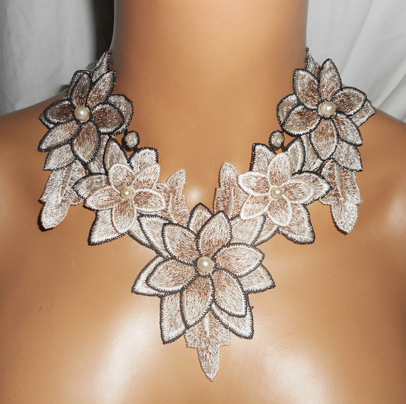 Collar bordado con flores marfil y cuentas de cristal nacarado