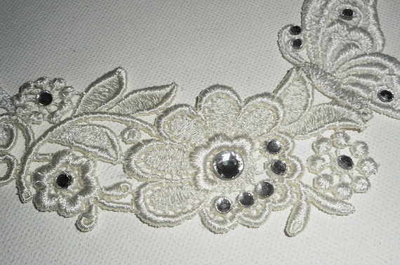 Collar de ceremonia de flores y mariposas de encaje blanco con cristal de Swarovski y perlas