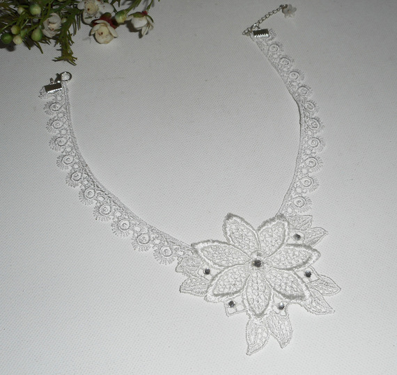 Collar de ceremonia de flores de encaje blanco con cristal de Swarovski