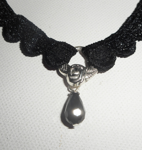 Collar de encaje negro con gota de cristal bohemio