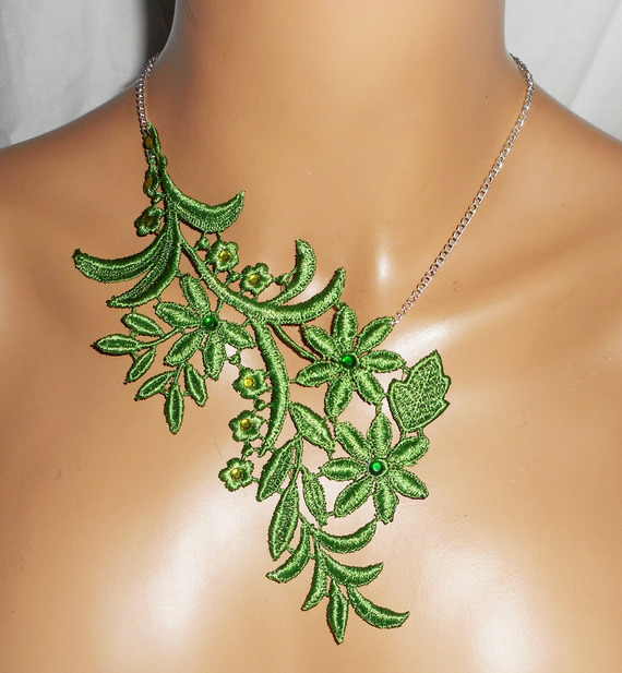 Collar de fino bordado verde con motivo floral y cristal sobre cadena de plata