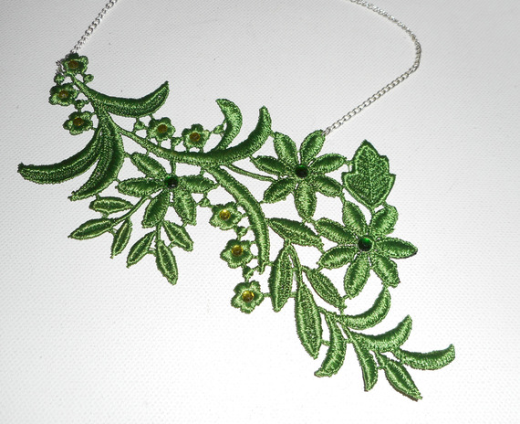 Collar de fino bordado verde con motivo floral y cristal sobre cadena de plata