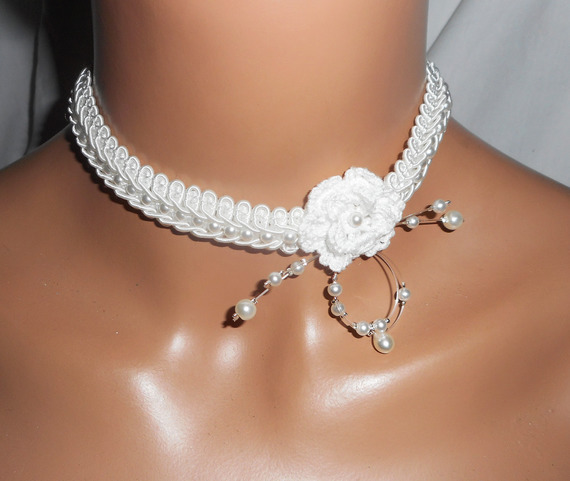 Collar de flores blancas con ganchillo sobre trenza de fantasía bordada con cuentas de cristal