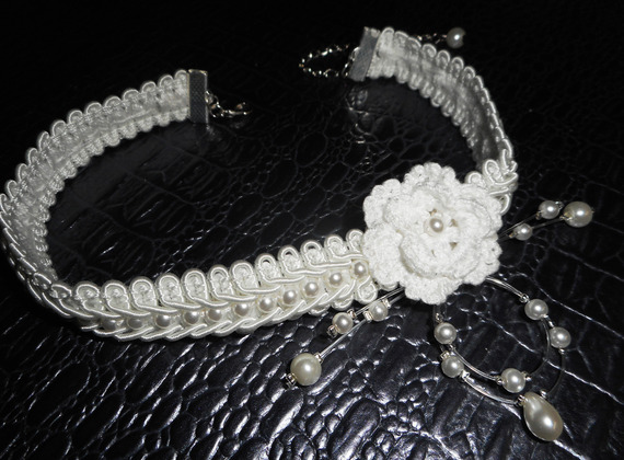 Collar de flores blancas con ganchillo sobre trenza de fantasía bordada con cuentas de cristal