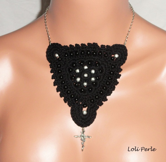 Collar negro de ganchillo con cuentas bordadas y cruz