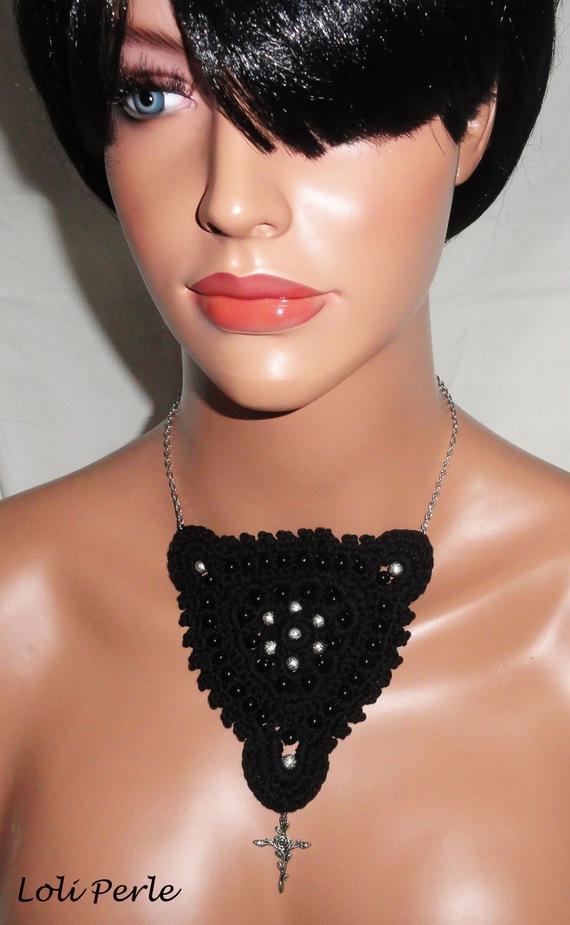 Collar negro de ganchillo con cuentas bordadas y cruz