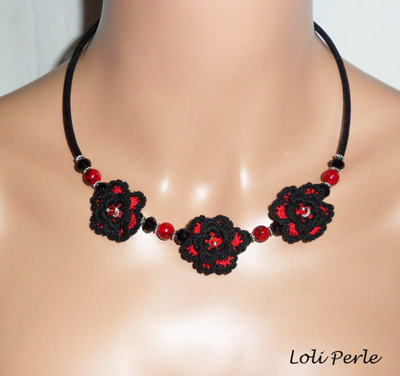 Original collar con flores de ganchillo negras y rojas, cuentas de cristal y vidrio