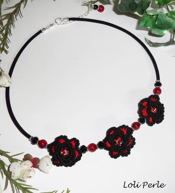 Original collar con flores de ganchillo negras y rojas, cuentas de cristal y vidrio