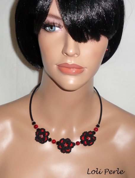 Original collar con flores de ganchillo negras y rojas, cuentas de cristal y vidrio