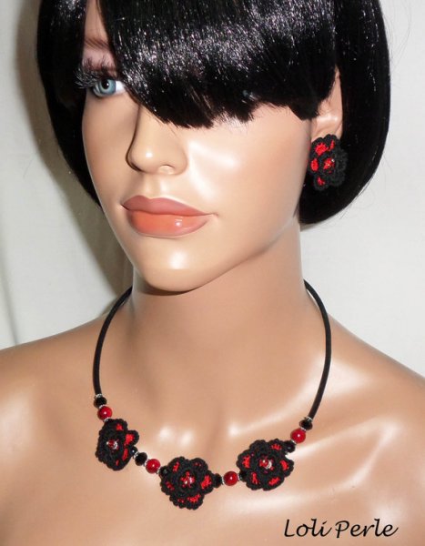 Original collar con flores de ganchillo negras y rojas, cuentas de cristal y vidrio