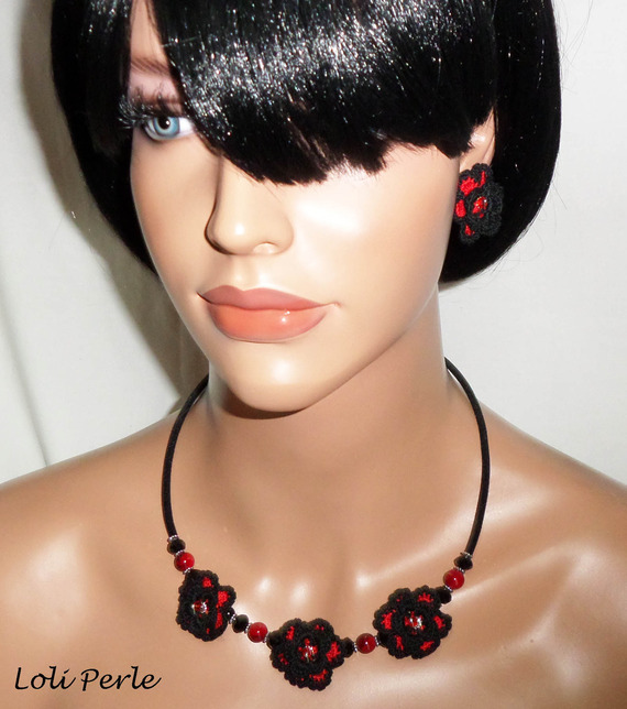 Original collar con flores de ganchillo negras y rojas, cuentas de cristal y vidrio