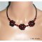 Original collar con flores de ganchillo negras y rojas, cuentas de cristal y vidrio