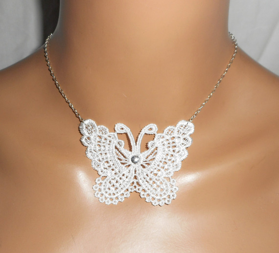 Collar de mariposa blanca en fino bordado sobre cadena de plata