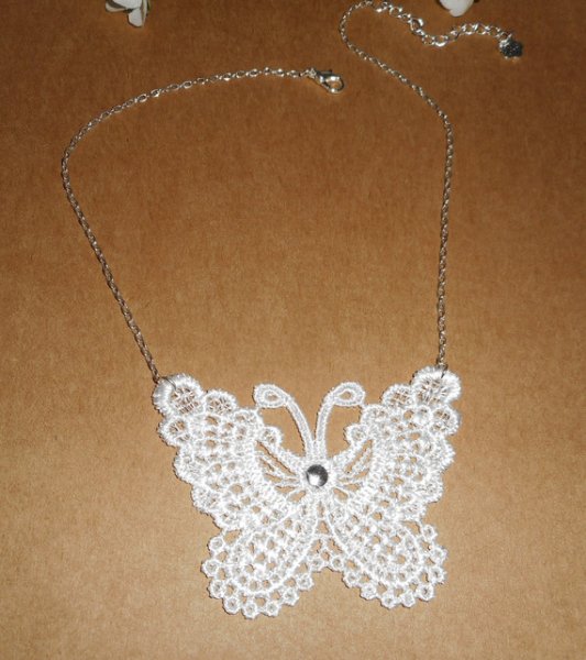 Collar de mariposa blanca en fino bordado sobre cadena de plata