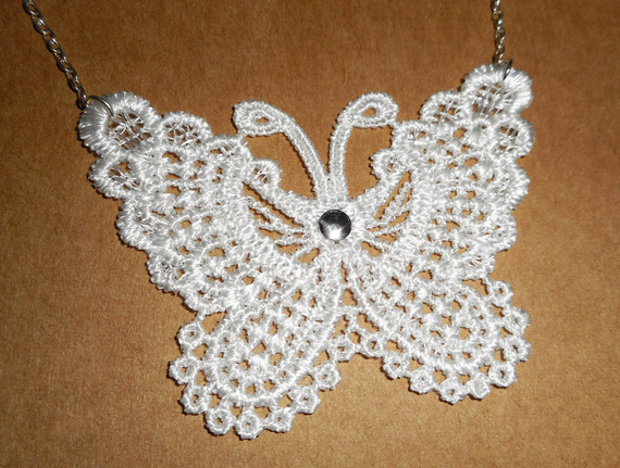 Collar de mariposa blanca en fino bordado sobre cadena de plata