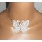 Collar de mariposa blanca en fino bordado sobre cadena de plata