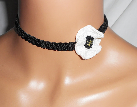 Collar gargantilla amapola blanca en cordón trenzado negro