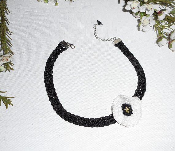 Collar gargantilla amapola blanca en cordón trenzado negro