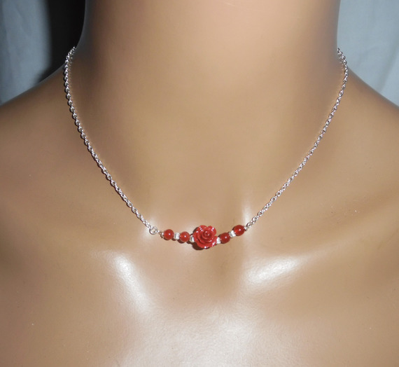 Collar rosa con gorgona roja en cadena de plata 925