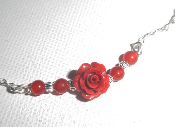 Collar rosa con gorgona roja en cadena de plata 925